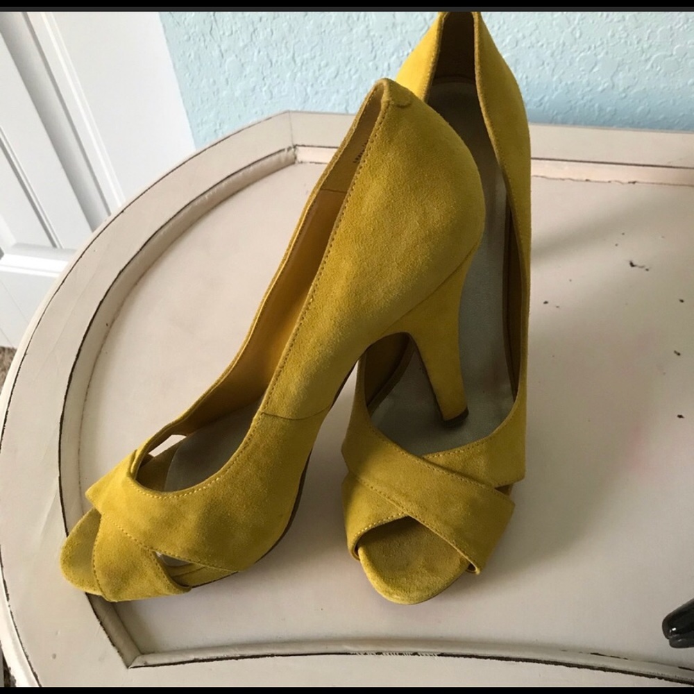 Nine west yellow 7 1/2 high heels